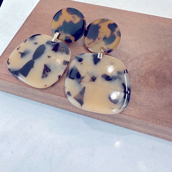 Jewelry - Cute tortoise shell dangly earrings